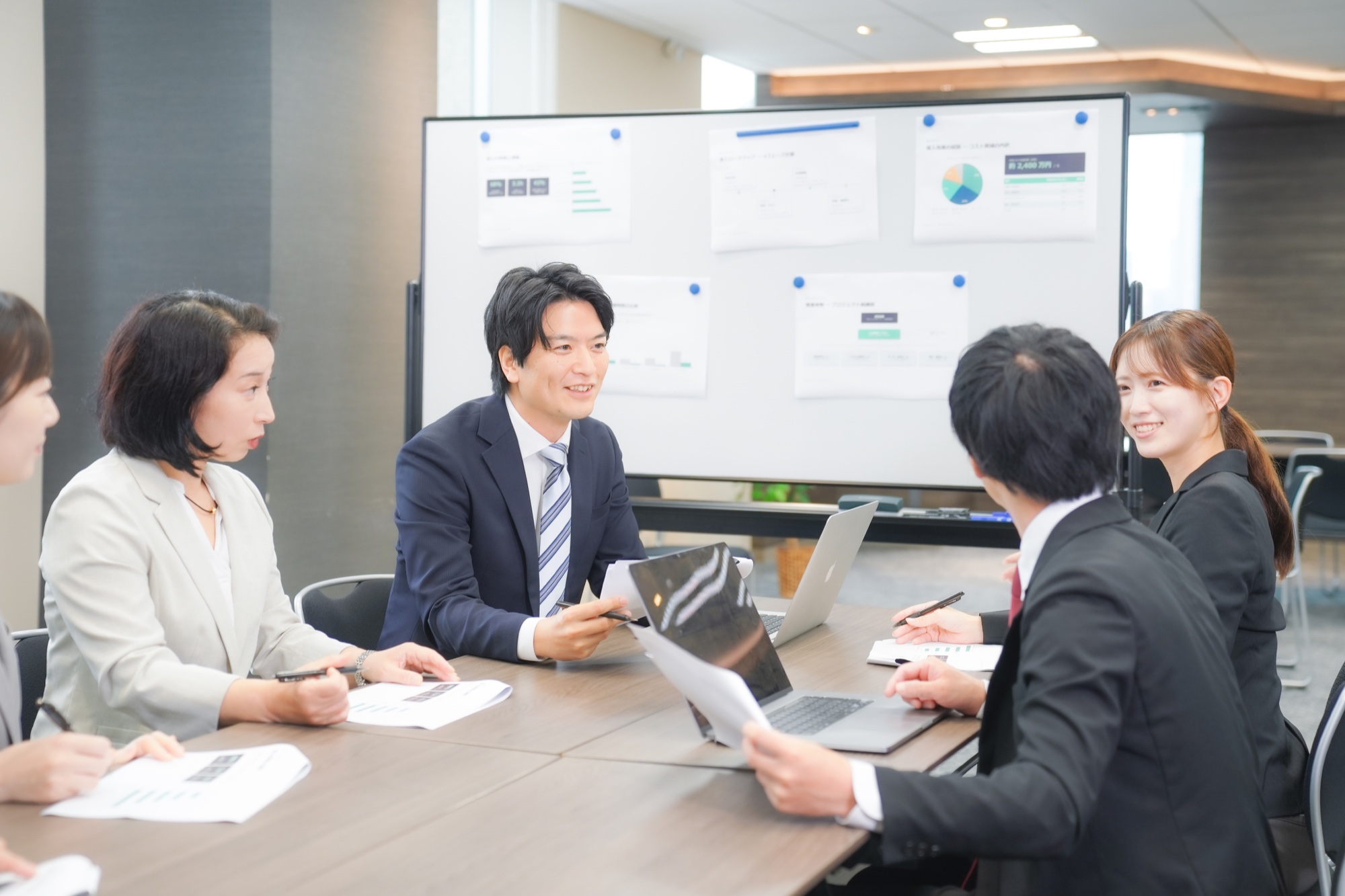 AI内製化を支援する打ち合わせ